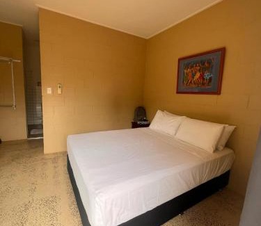 Rarotonga House | Hibiscus Holiday Home - sleeps up to 9, free wifi, pool, air con