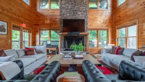 Gatlinburg House | Hickory Ridge by AvantStay Incredible Private Elevated Cabin Sleeps 20