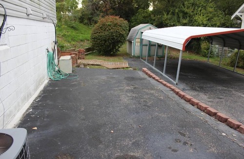 Overland Apartment | HIDDEN GEM!! 7 MINS TO AIRPORT W/ PRIVATE ENTRANCE