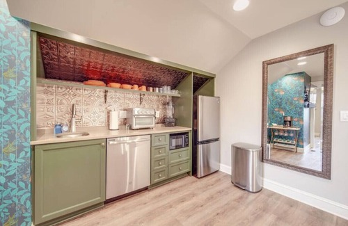 Charlotte House | Hidden Gem Carriage House—Stylish & Walkable Stay!