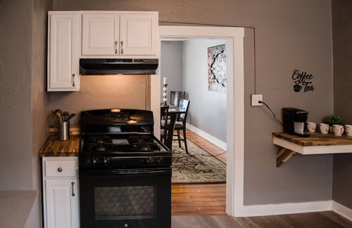 Swissvale Apartment | Hidden Gem in Swissvale sleeps 6