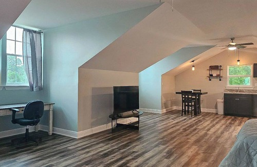 Fairhope Apartment | HIDDEN JAM! Private Studio on a Ranch. Access to Pool, Outdoor Kitchen, Fire Pit