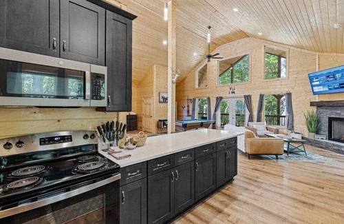 Cleveland Cabin | Hidden Jewel - Barndominium-Style Cabin Nestled in the Woods