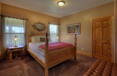 La Sal Cabin | Hidden Oaks Lodge-8 bedrooms 39 beds, Beautiful La Sal Area