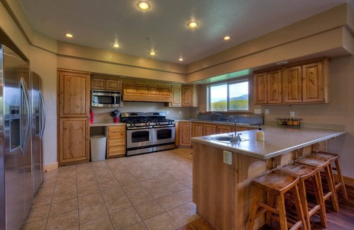 La Sal Cabin | Hidden Oaks Lodge-8 bedrooms 39 beds, Beautiful La Sal Area