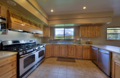 La Sal Cabin | Hidden Oaks Lodge-8 bedrooms 39 beds, Beautiful La Sal Area