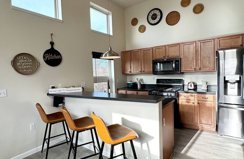 Pittsburgh House | Hidden Pearl - City Skyline View - Free Hot Spa