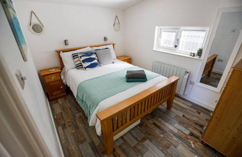 Walkford Apartment | Hideaway Cabin for two on edge of New Forest