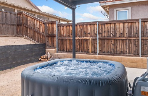 Hesperia House | High Desert Cozy Nest!nBig & Cozy Desert Getaway/4BR 3BA Hot Tub&Fire Pit