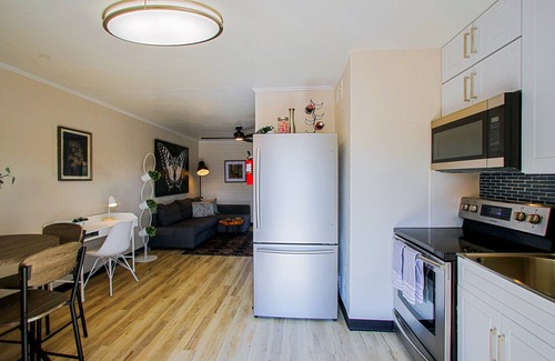 Scottsdale Apartment | High End Area, Live & Work in this Cute 1 Bedroom!