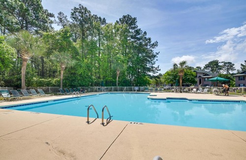 Pawleys Island Apartment | High-End Pawleys Island Condo with Porch and Pools!