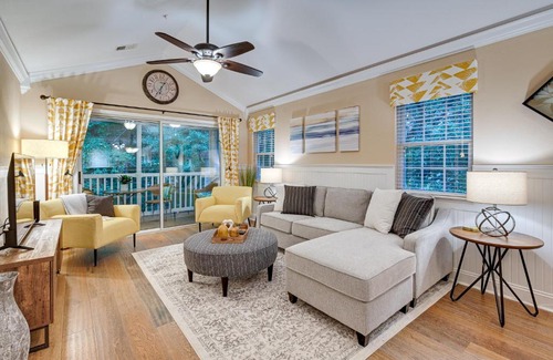 Pawleys Island Apartment | High-End Pawleys Island Condo with Porch and Pools!