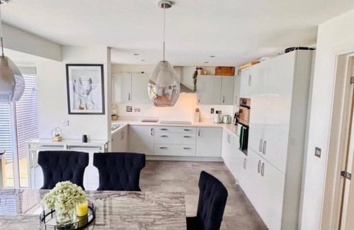 Ebbsfleet Valley House | HIGH END Spacious 4 Bed House - Free parking