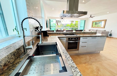 Puerto Aventuras Apartment | High-End Waterfront Condo at Secrets Waters, Hot tube.