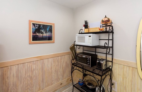 Isle of Palms Condo | High Life on IOP Studio + Sleeper,1 blk to beach,