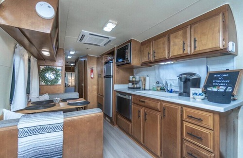 Flintstone House | High Point Hide-A-Way w/Internet and a Hot Tub!