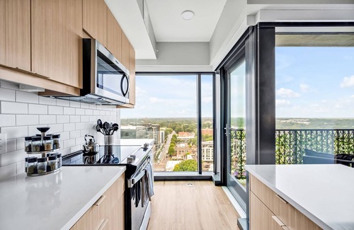 Glenwood South Apartment | High-rise Apt Raleigh Free Parking Sunset View 1