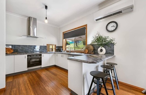 Robin Hill House | Highfields - Rural Entertainer with Valley Views