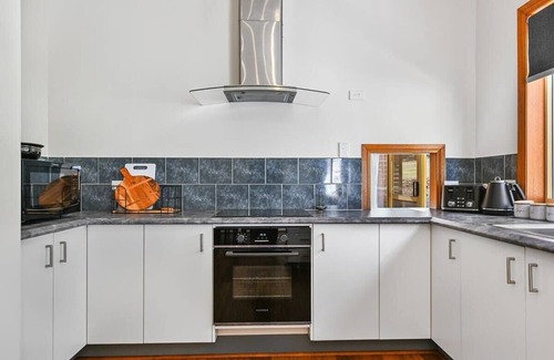 Robin Hill House | Highfields - Rural Entertainer with Valley Views