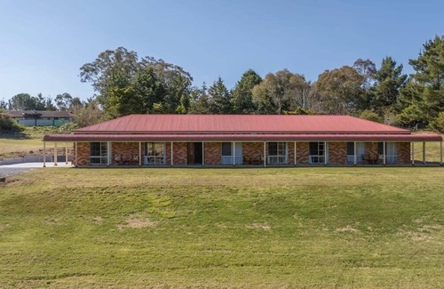 Robin Hill House | Highfields - Rural Entertainer with Valley Views
