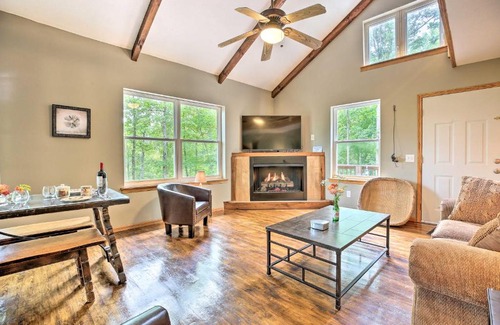 Zoe House | Hike and Zip-Line Red River Gorge Cabin with Hot Tub!