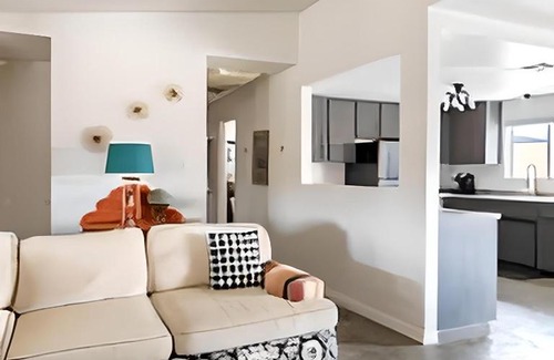 Twentynine Palms House | Hike Joshua Tree @ the Hot Tub & Pool Oasis