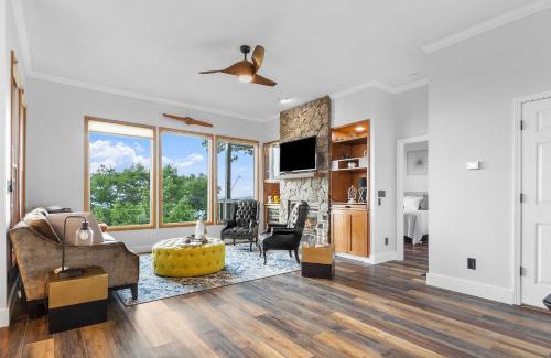 Mountain Air Apartment | Hiking On-Site Mtn-View Burnsville Condo!