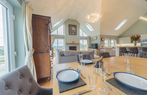 Hawick House | Hillcrest - 8 Person Luxury House and Hot Tub
