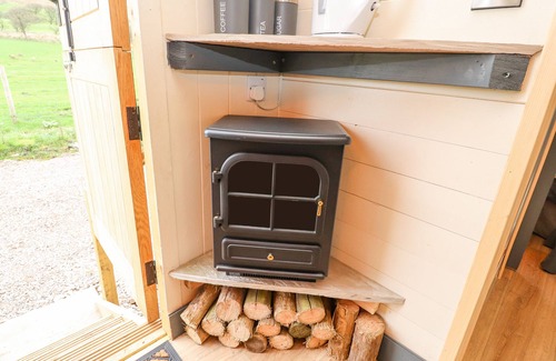 Preston Cottage | HILLCREST SHEPHERDS HUT, romantic, with hot tub in Chipping