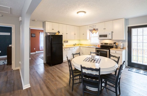 Elkton Cottage | Hillside Hideaway.Quiet, clean, Hot tub. hidden gem, Skyline Park & Massanutten.