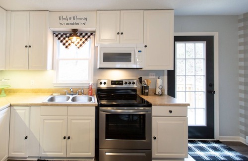 Elkton Cottage | Hillside Hideaway.Quiet, clean, Hot tub. hidden gem, Skyline Park & Massanutten.