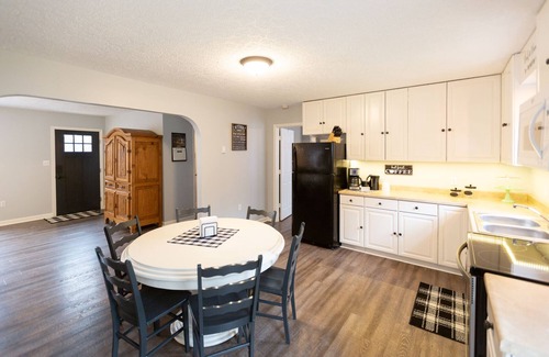 Elkton Cottage | Hillside Hideaway.Quiet, clean, Hot tub. hidden gem, Skyline Park & Massanutten.