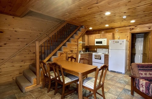 Van Buren Cabin | Hillside Hideaway West just 1/2 mile from Current River!