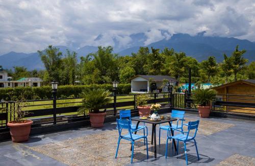 Palampur Apartment | Hillside Room Retreat with Garden and Restaurant