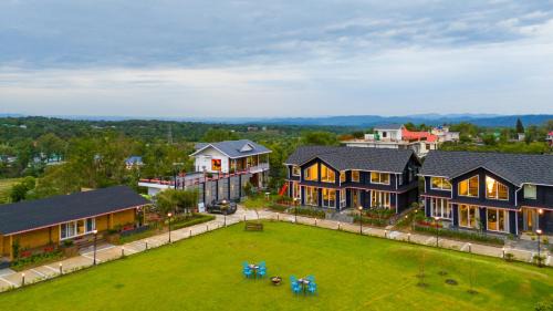 Palampur Apartment | Hillside Room Retreat with Garden and Restaurant