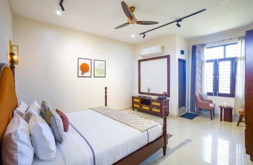 Palampur Apartment | Hillside Room Retreat with Garden and Restaurant