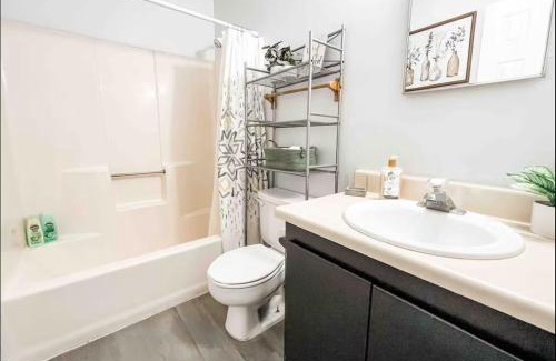 Tallahassee House | Hillside townhome