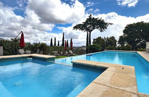 Los Altos Hills Villa | Hilltop Los Altos Stay Near Stanford + Pool, Grill, KTV & Views