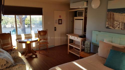 Apple Valley Hotel | Hilltop Tavern and Inn