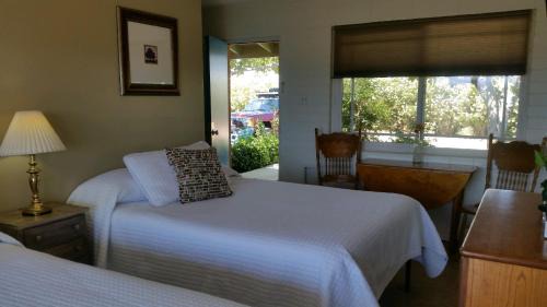 Apple Valley Hotel | Hilltop Tavern and Inn