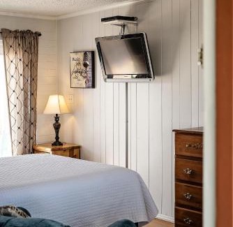 Apple Valley Hotel | Hilltop Tavern and Inn