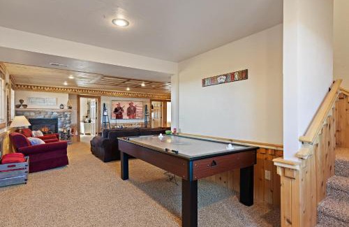 Island Park House | Hint of Heaven by KABINO HotTub Air Hockey Firepit Fishing Trails Yellowstone Free WiFi