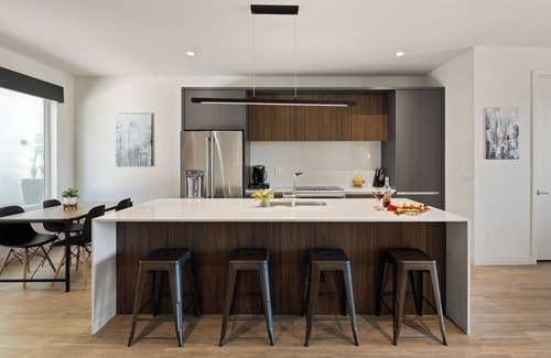 Security Acres House | HiRise-Modern Condo-Hot Tub-Heart of Old Town