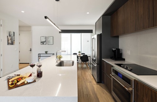 Security Acres House | HiRise-Modern Condo-Hot Tub-Heart of Old Town