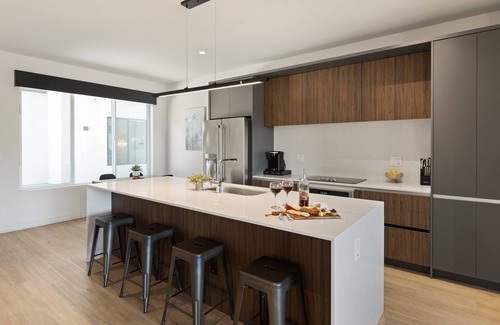 Security Acres House | HiRise-Modern Condo-Hot Tub-Heart of Old Town