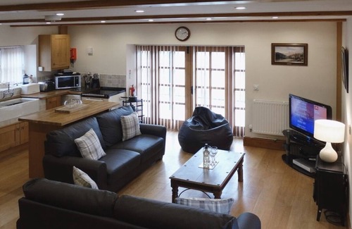 Colyton Cottage | HISCOX COTTAGE, pet friendly, with a garden in Southleigh