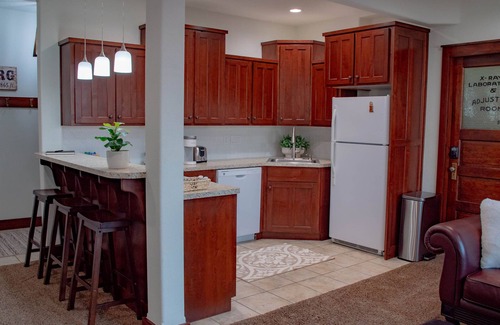 Rexburg Apartment | HISTORIC 1890s Rexburg Loft - 2 Q, 1 K Laundry, 2 blocks to BYUI, Clean & Fun!