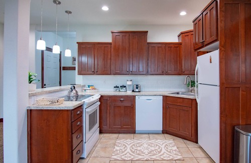 Rexburg Apartment | HISTORIC 1890s Rexburg Loft - 2 Q, 1 K Laundry, 2 blocks to BYUI, Clean & Fun!