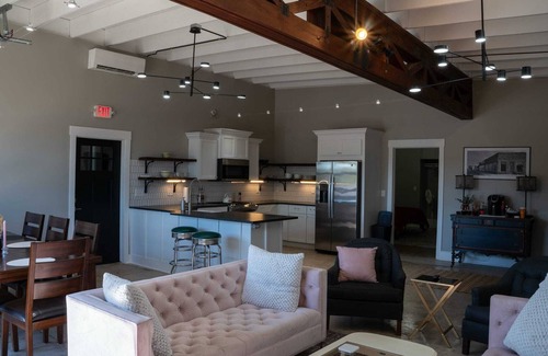 Mountain Home Apartment | Historic 2 bedroom steps off downtown square