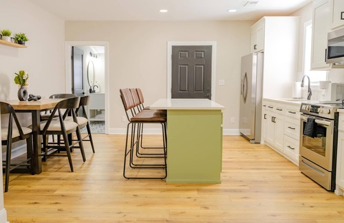 Columbia House | Historic 4 BDRM Duplex + Sleeps 10 + Fire pit + 3 mins to Downtown Columbia